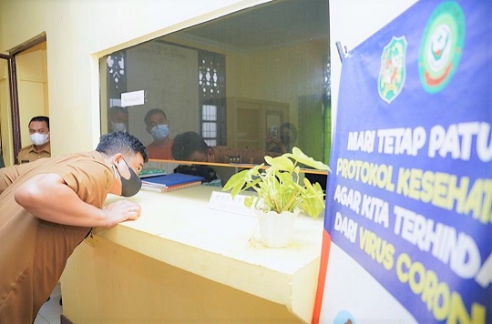 Bobby Nasution, Walikota Medan saat sidak di Kantor Lurah Kampung Baru. (Foto Ist)