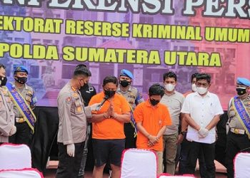 Poldasu paparkan pengungkapan kasus pelemparan bus Sartika dan berhasil mengamankan para pelaku. (Foto Ist)