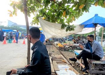 Suwarno Dirut PUD Pasar Medan saat meninjau e-parking di Pasar Marelan