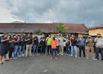 Pelaku DS diapit Kapolsek Saribudolok IPTU Parlin Sijabat dan Tim Unit Jahtanras Polres Simalungun