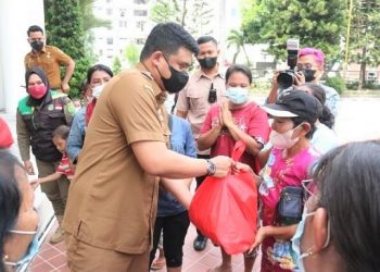 Wali Kota Medan, Bobby Nasution berikan bantuan sembako kepada emak-emak asal Belawan. (Foto Ist)