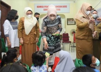 Nawal Lubis Ketua TP PKK Sumut saat 
Halalbihalal Idulfitri 1443 H/2022 M bersama anak dengan HIV/AIDS. (Foto Ist)