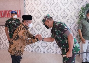 Plt. Wali Kota Tanjung Balai H. Waris Tholib saat menyambut Danrem 022/PT Kolonel Inf Luqman Arief