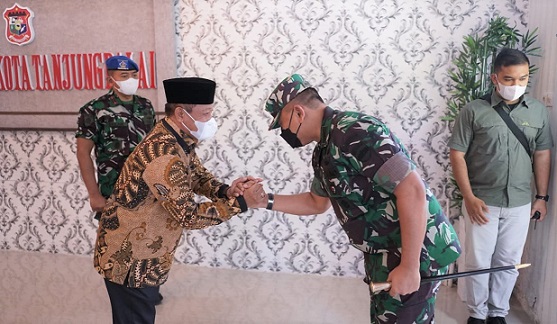 Plt. Wali Kota Tanjung Balai H. Waris Tholib saat menyambut Danrem 022/PT Kolonel Inf Luqman Arief