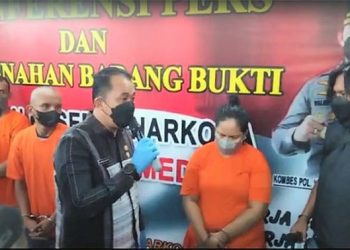 Tersangka Ais Ibu Kepling penjual shabu saat diinterogasi Wakil Walikota Medan, Aulia Rahman. (Foto Ist)