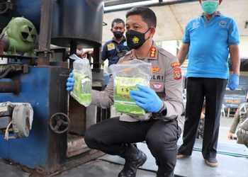 Kapolrestabes Medan Kombes Pol Valentiono AlfaTatareda saat pemusnahan barang bukti shabu. (Foto Ist)