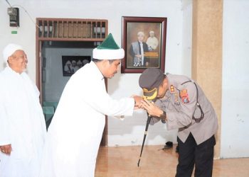 Kapolres Siantar AKBP Fernando SH, SIK saat silaturahmi dengan TGB Syekh DR. H. Ahmad Sabban El Rahmaniy Rajagukguk MA