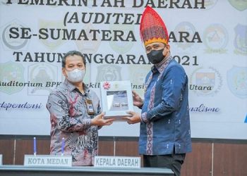 Bobby Nasution Wali Kota Medan saat menerima pengharhaan dari Kepala Perwakilan BPK RI Provinsi Sumut, Eydu Oktain Panjaitan. (Foto Ist)