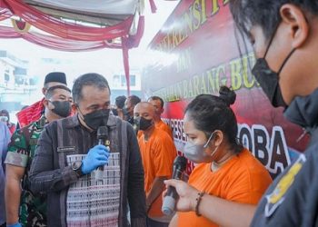 Wakil Walikota Medan, Aulia Rachman saat mencercar ibu kepling sebagai penjual narkoba. (Foto Ist)