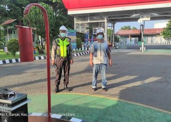 Kanit Intel Polsek Siantar Barat AIPTU Riduan Lubis saat pengecekan di FT Pertamina Kota Siantar