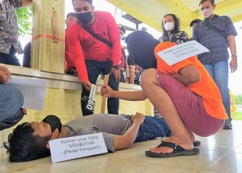 Tersangka DS memperagakan cara penikaman sebilah pisau kebagian perut korban