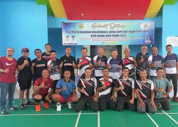 Dirut PUD Pasar Suwarno dan tim bulu tangkis Pemko Medan berfoto bersama Wakil Wali Kota Banda Aceh Zainal Arifin serta tim bulu tangkis Pemko Aceh. (Foto Romulo)