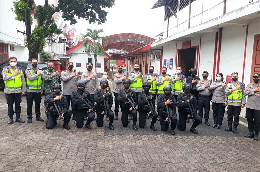 Kapolrestabes Medan Kombes Pol Valentino Alfa Tatareda dan sejumlah pimpinan kepolisian berfoto bersama dengan personil pengamanan vihara.Foto Ist
