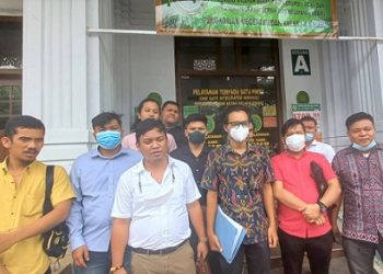 Dwi Ngai Sinaga bersma sejumlah advokat memberikan keterangan di PN Medan. (Foto Romulo)