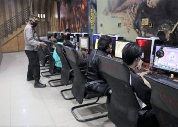 Tim dr Polrestbaws Medan bubarkan pemain warnet. (Foto Ist)