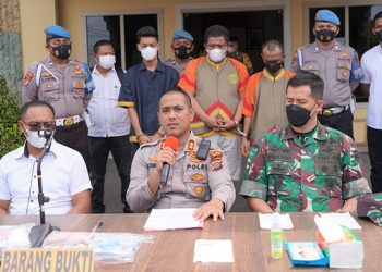 Kapolres Asahan AKBP Putu Yudha Prawira didampinggi Dandim 0208 Asahan Letkol Inf. Franki Susanto saat paparan tangkapan narkoba. (Foto Ist)