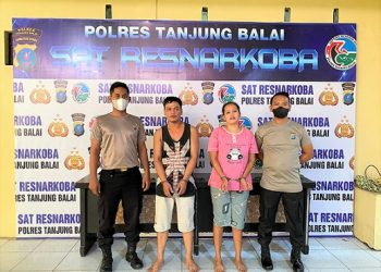 Pelaku Pasutri, AP alias Andi dan SA alias Tina diapit Polisi