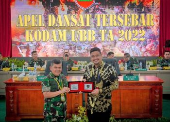 Pangdam I/BB Mayjen TNI Achmad Daniel Chardin menyerahkan cendermata kepada Wali Kota Medan, Bobby Nasution. (Foto Ist)