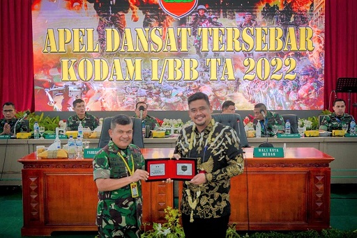 Pangdam I/BB Mayjen TNI Achmad Daniel Chardin menyerahkan cendermata kepada Wali Kota Medan, Bobby Nasution. (Foto Ist)