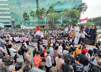 Aksi massa ormas Islam akibat dideportasinya Ustaz Abdul Somad
di Konjen Singapura Medan. (Foto Romulo)