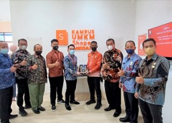 Dirut PUD Pasar Medan Suwarno didampingi Dirops Ismail Pardede, Dirkeu/Adm Fernando Napitupulu, Dirbang/SDM Imam Abdul Hadi dan jajaran saat menyerahkan cindermata kepada perwakilan Kampus UMKM Shoppe Medan. (Foto Romulo)