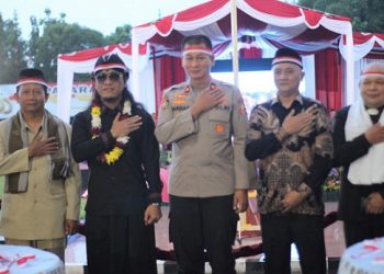 Kasetukpa Lemdiklat Polri Brigjen Pol Mardiaz Kusin Dwihananto bersama 
KH. Miftah Maulana Habiburahman atau Gus Miftah dan sejumlah tokoh agama. (Foto Ist)