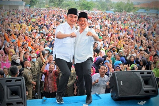 Bakhtiar Sibarani dan Wakil Bupati Darwin Sitompul (BADAR) pamit kepada masyarakat Tapteng. (Foto Ist)