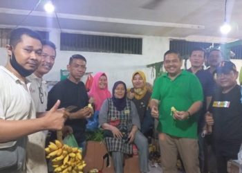 Parlindungan Purba tokoh masyarakat Sumut bersama Dirut PUD Pasar Suwarno dan sejumlah pedagang. (Foto Romulo)