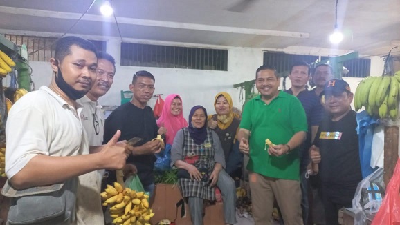 Parlindungan Purba tokoh masyarakat Sumut bersama Dirut PUD Pasar Suwarno dan sejumlah pedagang. (Foto Romulo)
