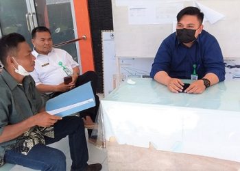 Edisoni Dohona dan Amnius Gulo saat di UPTD Puskesmas Idanoi Tolamaera