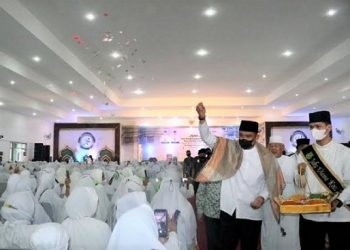 Wali Kota Medan, Bobby Nasution menepungtawari 1.077 Calon Haji (Calhaj) Medan. (Foto Ist)