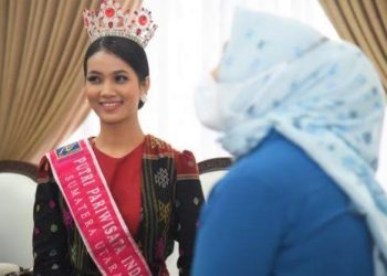 Nawal Lubis Ketua TP PKK Sumut saat menerima finalis Putri Pariwisata Sumut Elma Hanna Hasibuan. (Foto Ist)
