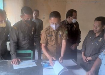 Kabag Perekonomian Regen dan Dirut PUD Pasar Suwarno bersama jajaran Direksi .(Foto Romulo)