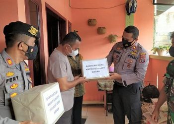Kapolrestabes Medan Kombes Pol Valentino Alfa Tatareda diwakali Kasat Samapta Kompol Pardamean Hutahaean saat memberikan bantuan kepada anggoga Sat Samapta. (Foto Ist)