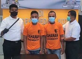 Dua tersangka pencurian, MA dan PA diapit Polisi (Foto.Ist)