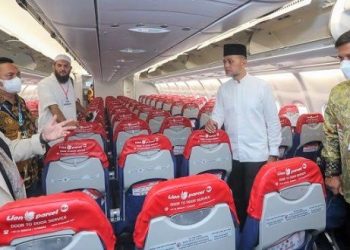 Wagubsu Musa Rajekshah melihat kondisi pesawat Lion Air sebelum melepas 435 jemaah umrah. (Foto Ist)