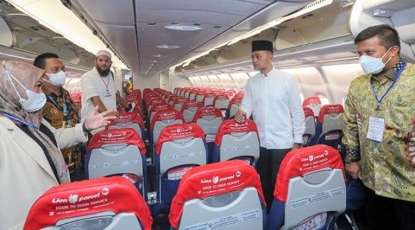 Wagubsu Musa Rajekshah melihat kondisi pesawat Lion Air sebelum melepas 435 jemaah umrah. (Foto Ist)
