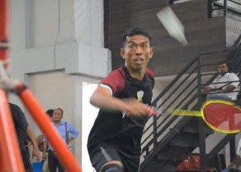 Dirut PUD Pasar Suwarno dalam pertandingan bulutangkis. (Foto Romulo)