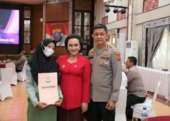 Kapolrestabes Medan Kombes Pol Valentino Alfa Tatareda, SIK, SH dan Ibu Ketua Cabang Bhayangkari Medan Ny Nuke Valentino menghadiri HUT Yayasan Kemala Bhayangkari ke-42. (Foto Ist)