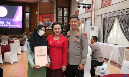 Kapolrestabes Medan Kombes Pol Valentino Alfa Tatareda, SIK, SH dan Ibu Ketua Cabang Bhayangkari Medan Ny Nuke Valentino menghadiri HUT Yayasan Kemala Bhayangkari ke-42. (Foto Ist)