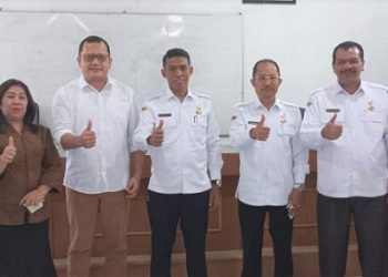 Dirut PUD Pasar Medan Suwarno didampingi Dirops Ismail Pardede, Dirkeu/Adm Fernando Napitupulu, dan Dirbang/SDM Imam Abdul Hadi saat menerima PD Agro Madear Simalungun dipimpin  Direktur Umum & Pemasaran Axel Saragi didampingi Analis Kebijakan Perekonomian Sekdakab Drs. Masta Saragih dan Staf Perekonomian Sekdakab Erni Kiki Marietta Purba. (Foto Romulo)