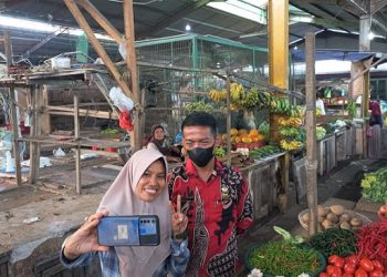 Dirut PUD Pasar Medan Suwarno ketika menyambangi Pasar Meranti Baru. (Foto Romulo)