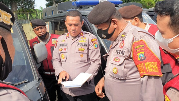 Kasat Samapta Polrestabes Medan Kompol Pardamean Hutahaean bersama anggota pengecekan kendaraan bermotor (ranmor) dinas. (Foto Ist)