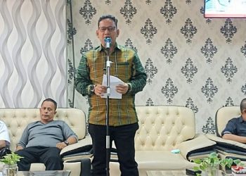 Sekretaris DPRD Kota Medan, M. Ali Sipahutar bersama sejumlah wartawan. (Foto.Romulo)
