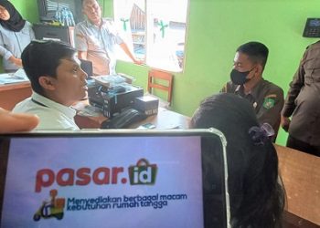 Suwarno Dirut PUD Pasar dan jajaran saat penyerahan peralatan operasional pasar.id. (Foto Romulo)