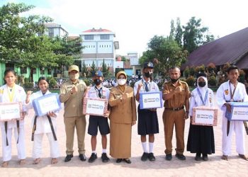 Plt. Wali Kota Siantar dr. Susanti Dewayani SpA dan Plt. Kepala Dinas Pendidikan Kusdianto photo bersama ke enam siswa-siswi SMPN 1 yang berprestasi usai menerima medali