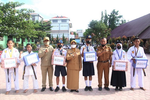 Plt. Wali Kota Siantar dr. Susanti Dewayani SpA dan Plt. Kepala Dinas Pendidikan Kusdianto photo bersama ke enam siswa-siswi SMPN 1 yang berprestasi usai menerima medali