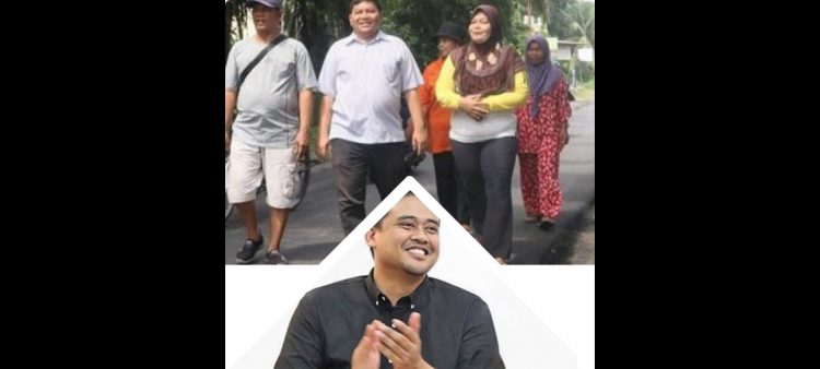 Warga Jalan Petunia 3 berkeliling karena jalannya telah diaspal. (Foto Ist)