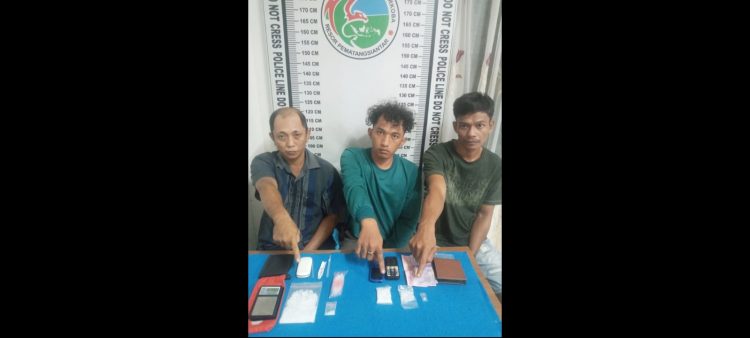 Ketiga tersangka, Yogi Julfebri, Anggriawan Sitorus dan Amir alias Cungli beserta barang bukti
