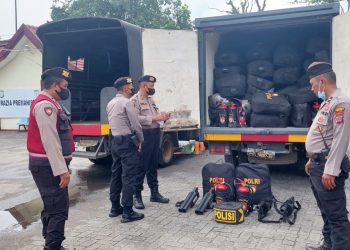 Kasat Samapta Polrestabes Medan Kompol Pardamean Hutahaean, SH, SIK saat memeriksa kelengkapan dinas personil Sat Samapta. (Foto Ist)